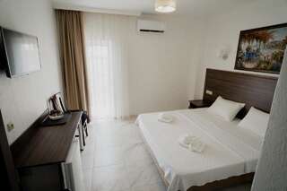 Отель Hotel Samson Сухум Улучшенный номер с кроватью размера «king-size» и балконом-1