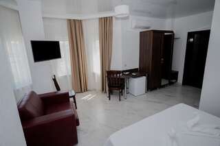Отель Hotel Samson Сухум Номер Делюкс с кроватью размера «king-size»-2